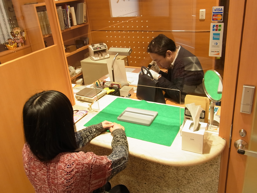 個室鑑定カウンターでの査定の様子